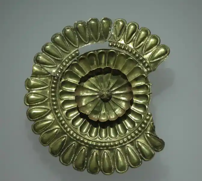 Gold disc plaque with three layers of sun rays